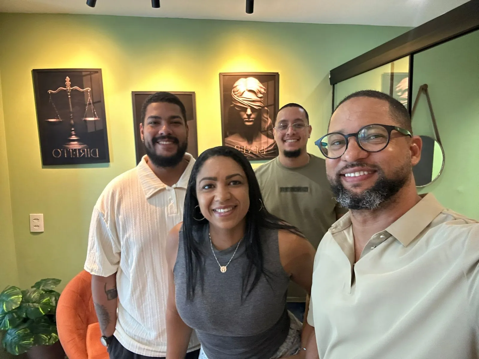 Equipe MD Advocacia RJ com o Dr. Marcos Dias e colaboradores no escritório da Zona Oeste do Rio de Janeiro